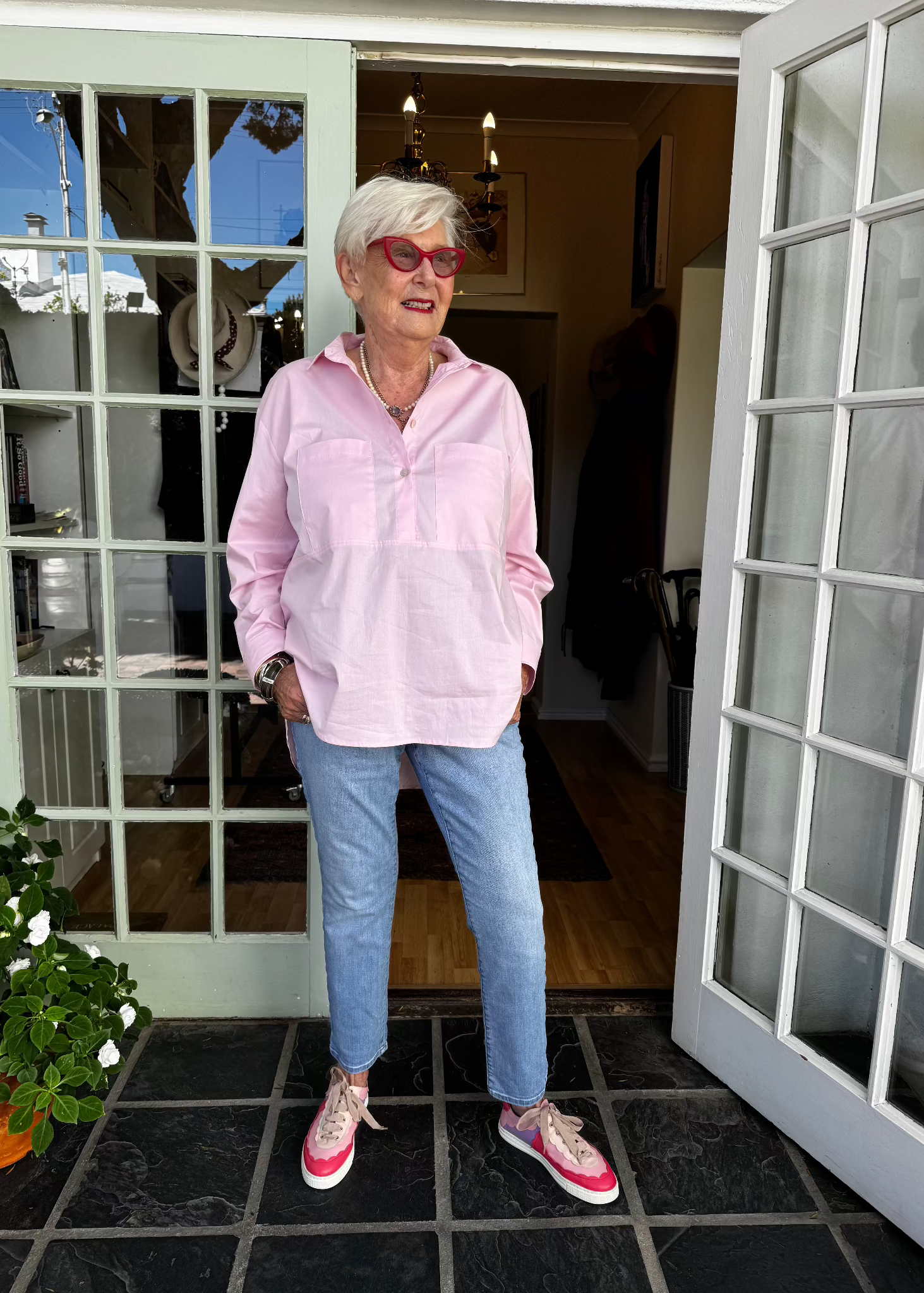 Ladies classic everyday panel shirt in crisp cotton fabric featuring two breast pockets and turn-up sleeve cuffs that button to the elbow.