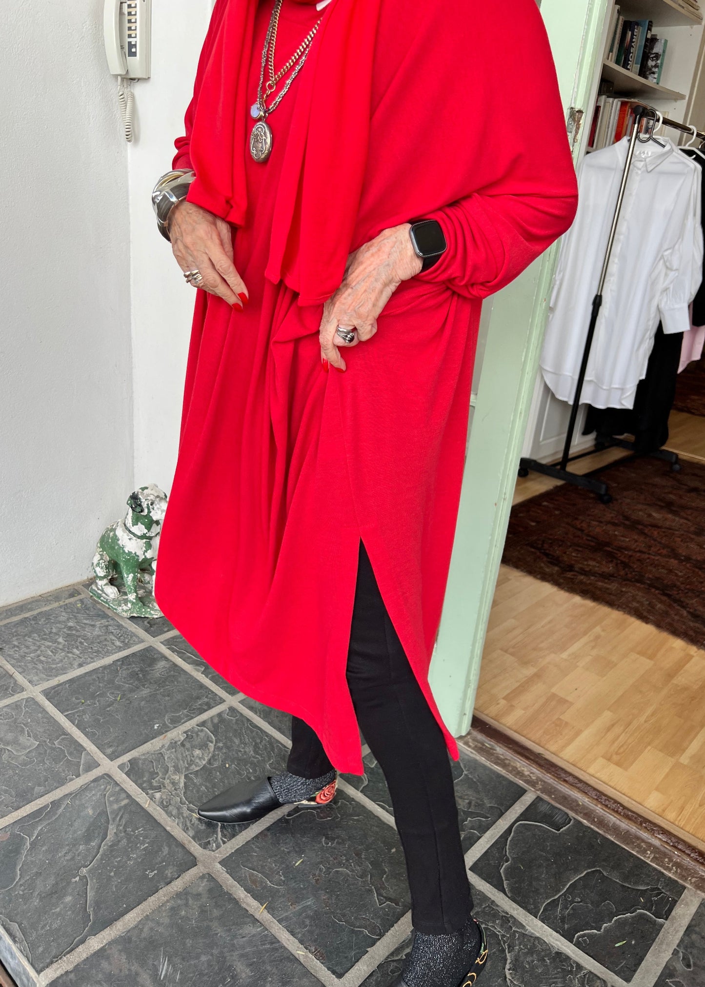 Crafted from a luxurious rayon-polyester blend, this thoughtfully designed top combines the beautiful drape of rayon with just enough polyester to maintain its shape throughout the day. The secret to its brilliance lies in the details β snug stretchy cuffs that stay perfectly in place when pushed up your arms, eliminating the constant need for adjustment.
