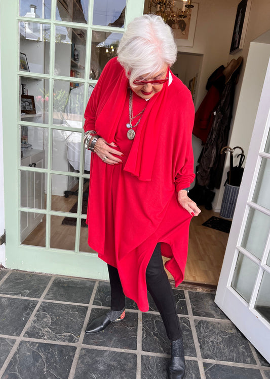 Crafted from a luxurious rayon-polyester blend, this thoughtfully designed top combines the beautiful drape of rayon with just enough polyester to maintain its shape throughout the day. The secret to its brilliance lies in the details – snug stretchy cuffs that stay perfectly in place when pushed up your arms, eliminating the constant need for adjustment.